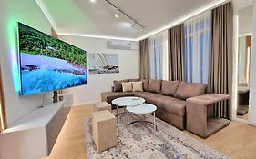 Luxury Apartment. 75 Inches Tv