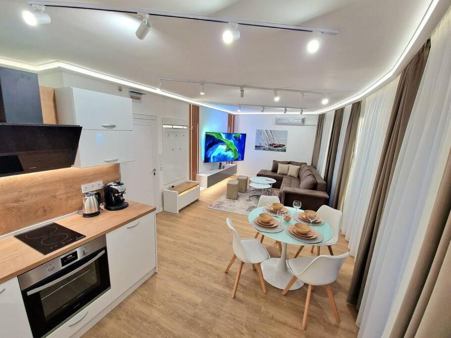 Luxury Apartment. 75 Inches Tv Варна Екстериор снимка