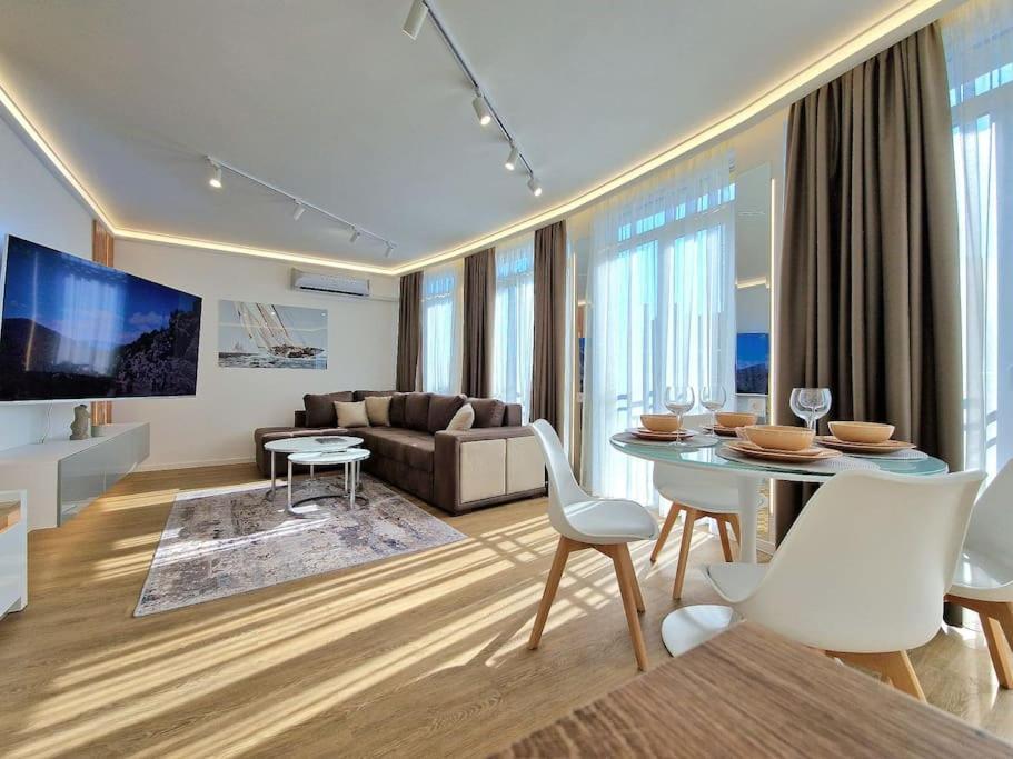 Luxury Apartment. 75 Inches Tv Варна Екстериор снимка
