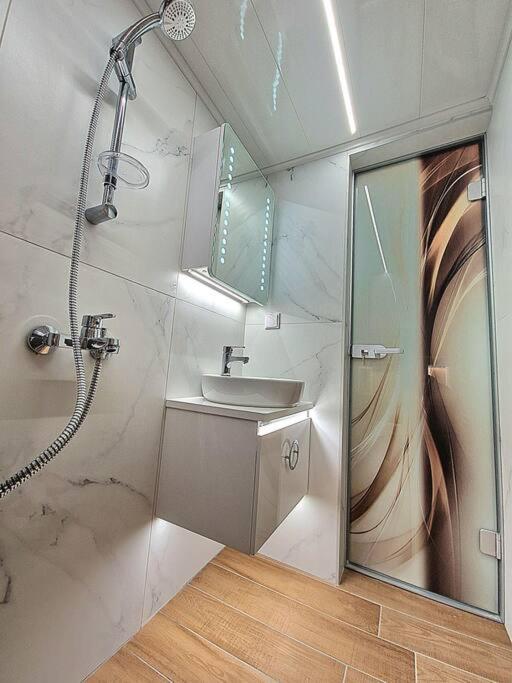 Luxury Apartment. 75 Inches Tv Варна Екстериор снимка