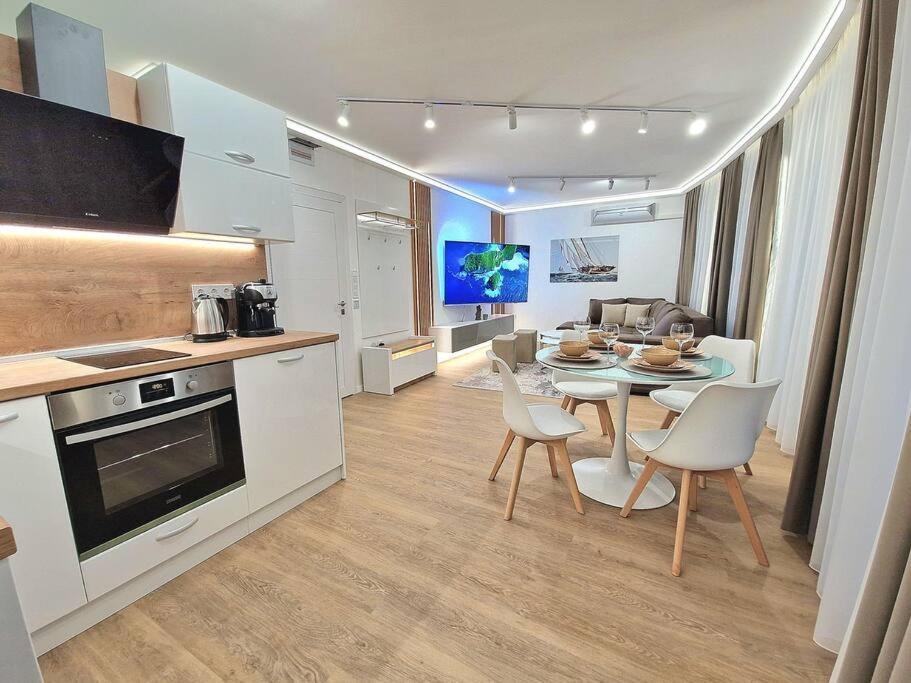 Luxury Apartment. 75 Inches Tv Варна Екстериор снимка